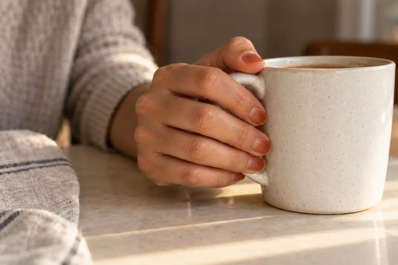 Coloration au henné sur les ongles avec rendu naturel et tenue visible